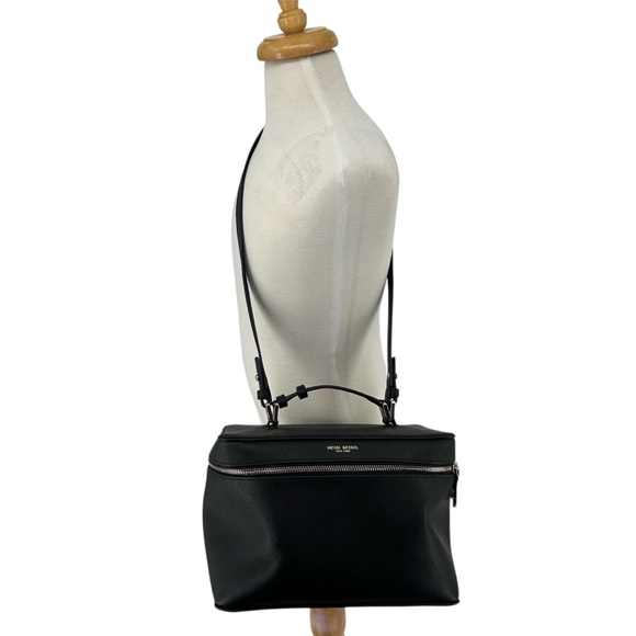 henri bendel Handbags - Henri Bendel West 57th Black Train Travel Toiletry Case Black READ